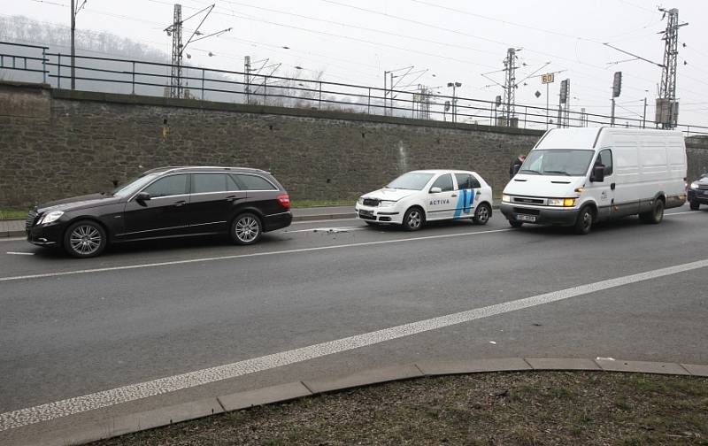 Kamion uvázl ve viaduktu pod Větruší.