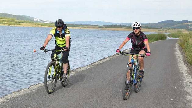 Jezero Milada láká cyklisty i turisty. Ilustrační foto.