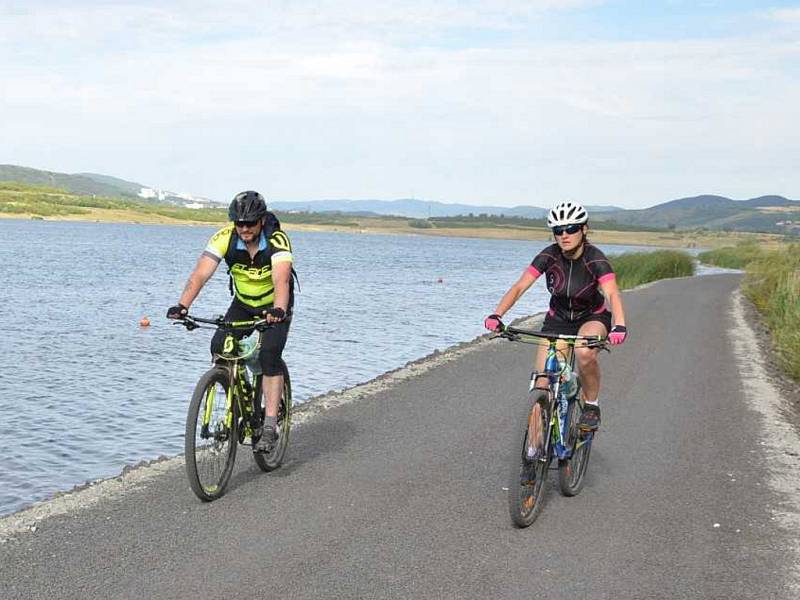 Jezero Milada láká cyklisty i turisty.