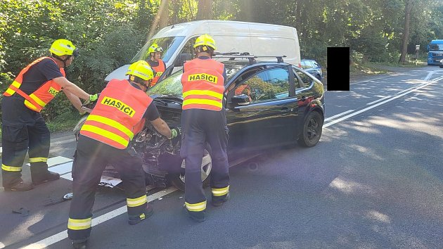 Nehoda dvou osobních aut zastavila dopravu v Sebuzíně, na místě tři zranění