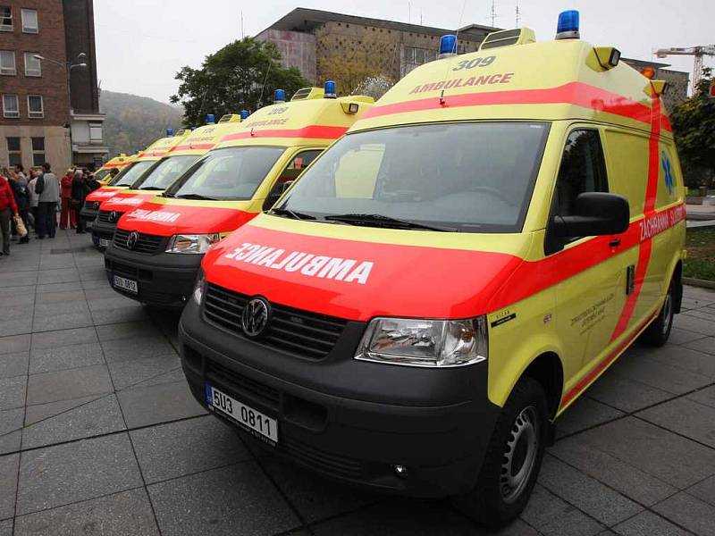 Osm vozů záchranné služby bylo předáno před ústeckým magistrátem