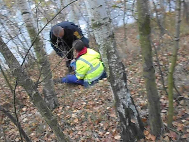 Strážníci opatrně k muži přistoupili a poté ho uchopili pod paždí a vyvedli ho křovím od okraje skály.