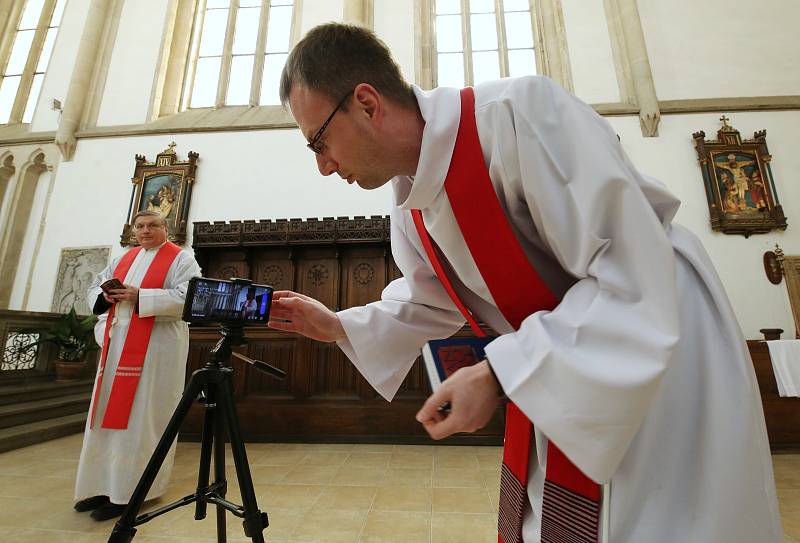 Velikonoce v církvi ovlivňuje koronavir. Proto velkopáteční obřady probíhají formou videopřenosu. Věřící sledují, co se v kostele děje, v počítači a nebo na mobilním telefonu.