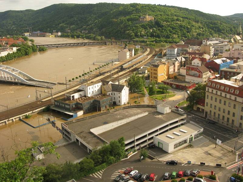 Voda v centru Ústí nad Labem, středeční podvečer.