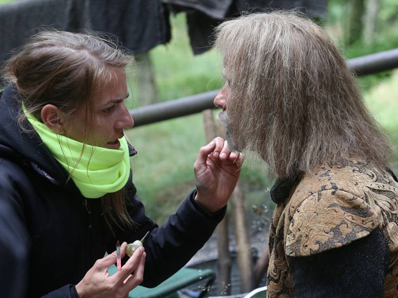 Část skal nad Tisou obsadili filmaři. Pro Českou televizi natáčejí vánoční pohádku Pravý rytíř. 