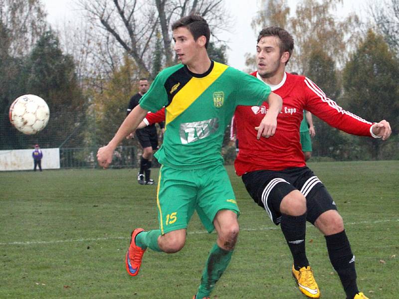 Fotbalisté Neštěmic (červení) doma porazili Žatec po nevídané přestřelce 7:4.