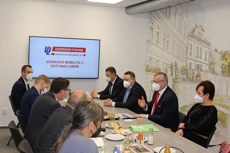 Jednání se účastnili také primátor města Ústí nad Labem Petr Nedvědický, ředitelka Dopravního podniku města Ústí nad Labem Simona Mohacsi a představitelé SPOLCHEMIE.