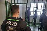 Němečtí policisté předali muže podezřelého z vraždy českým kolegům.
