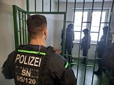Němečtí policisté předali muže podezřelého z vraždy českým kolegům.