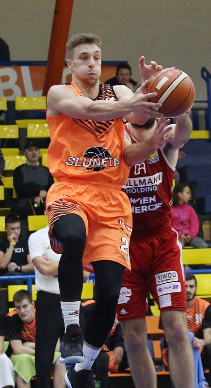 Basketbalové utkání mezi Slunetou Ústí nad Labem a Vídní.