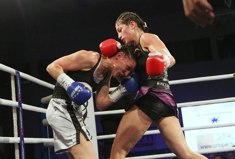 Do životní bitvy o profesionální titul WBC Silver World Championship se jako první pustila Děčínská mlátička Lucie Sedláčková. Ta díky mohutně podpoře fanoušků desetikolový boj s nebezpečnou Irmou Balijagičovou Adlerovou z Bosny a Hercegoviny po skvělém t