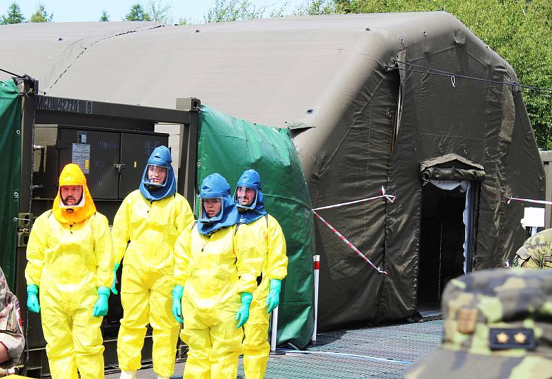 Vojenští chemici a zdravotníci z několika zemí trénují řešení vypjatých situací na cvičení Clean Care 2022 v Tisé u Ústí nad Labem.