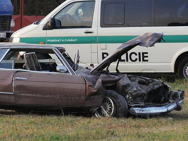 Řidič v mercedesu vyjel v zatáčce mimo komunikaci a převrátil se. Na místě zemřel. 