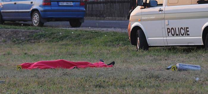 Řidič v mercedesu vyjel v zatáčce mimo komunikaci a převrátil se. Na místě zemřel. 