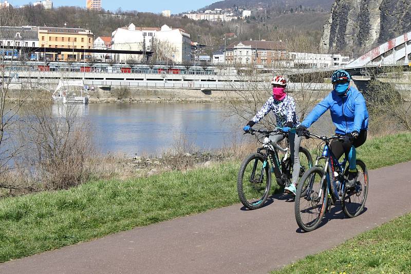 Slunečné a teplé nedělní odpoledne vylákalo spoustu lidí na střekovskou cyklostezku