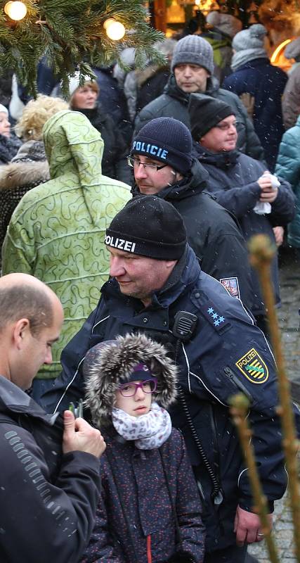 Vánoční trhy v Drážďanech střeží němečtí policisté společně s českými. Ve společných hlídkách procházejí o víkendech přímo tržnici.