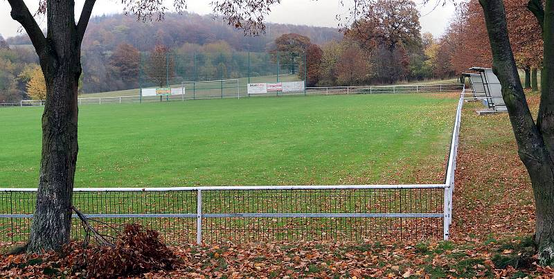Fotbalové hřiště v Hostovicích je kuriózní sklonem v podélném i příčném směru. Pohled z dolního pravého rohu