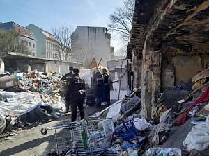 Garáže v Marxově ulici v Nových Předlicích, kde stále žije několik obyvatel. V úterý tam proběhla další kontrola úředníků z magistrátu.