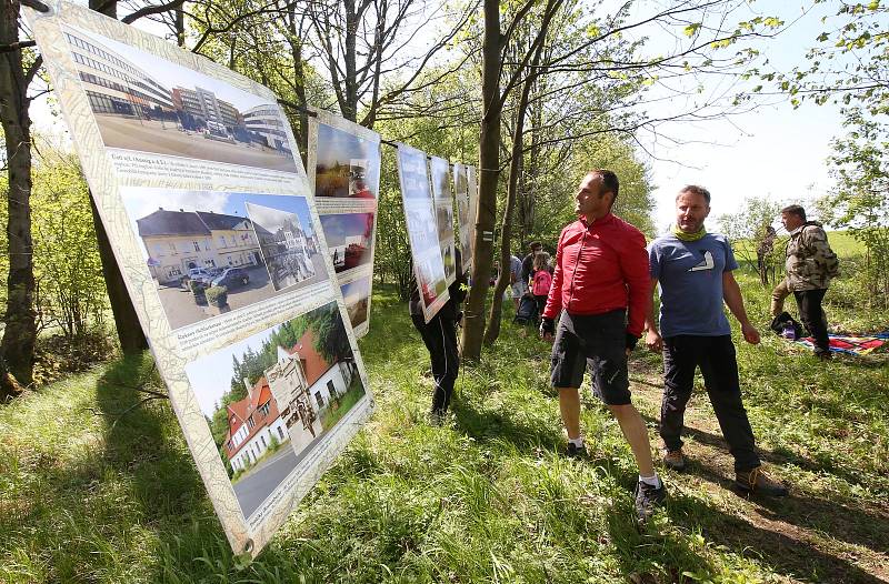Sousedské setkání na hranicích na louce mezi německou vsí Oelsen a obcí Krásný les proběhlo v sobotu 16. května odpoledne.