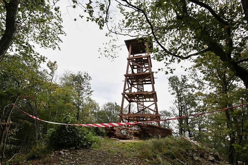 Dřevěná rozhledna, která se staví nedaleko Tašova už se blíží do finále. Konstrukce i s patry a střechou je téměř dokončená.