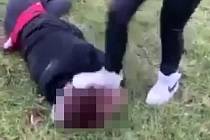 Záběr z videa, zachycujícího brutální útok na mladou dívku