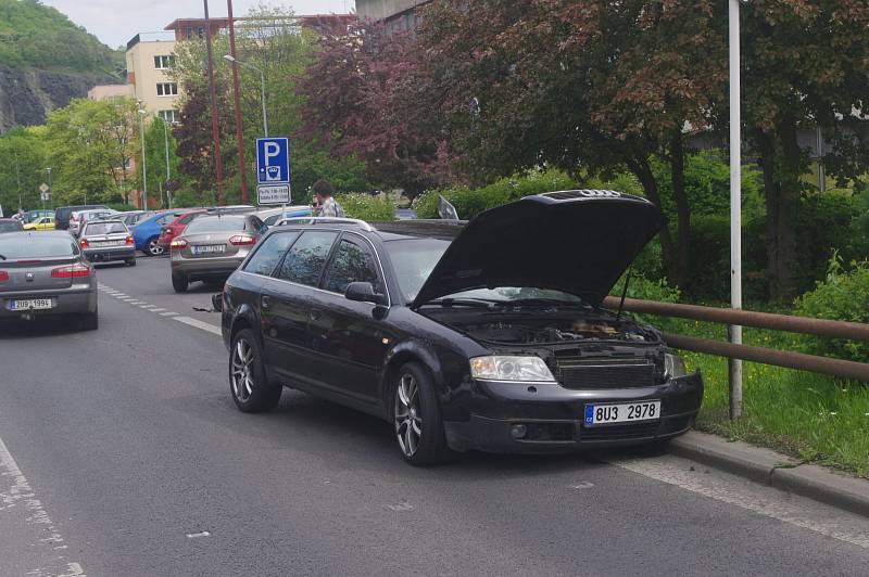 PO NEHODĚ. Nehoda dvou osobních aut zkomplikovala dopravu před kulturním domem ve Velké Hradební ulici v centru Ústí.