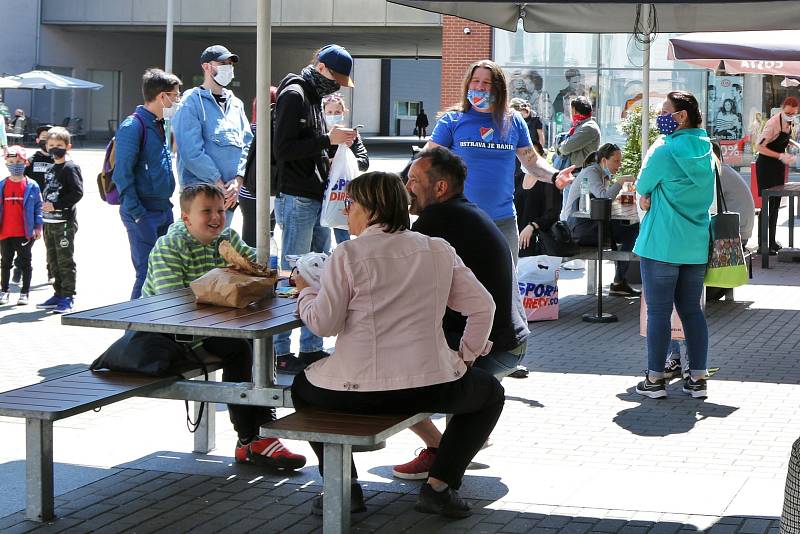 Předzahrádky ústeckých restaurací pomalu ale jistě ožívají a opět vítají své zákazníky.