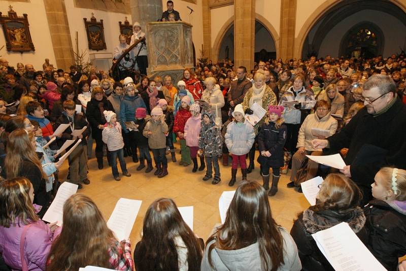 Ústečané se připojili k akci Česko zpívá koledy. Kostel Nanebevzetí Panny Marie zaplnili do posledního místa.