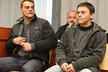 Jozef a Iván Bubnárovi měli před dvěma lety zmlátit železnými a dřevěnými tyčemi dvojici mužů v Mojžíři. Hrozí jim pět let za mřížemi.