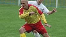 Fotbalisté Brné (žlutí) zvítězili v Benešově 2:1 po penaltách a vedou 1.B třídu.