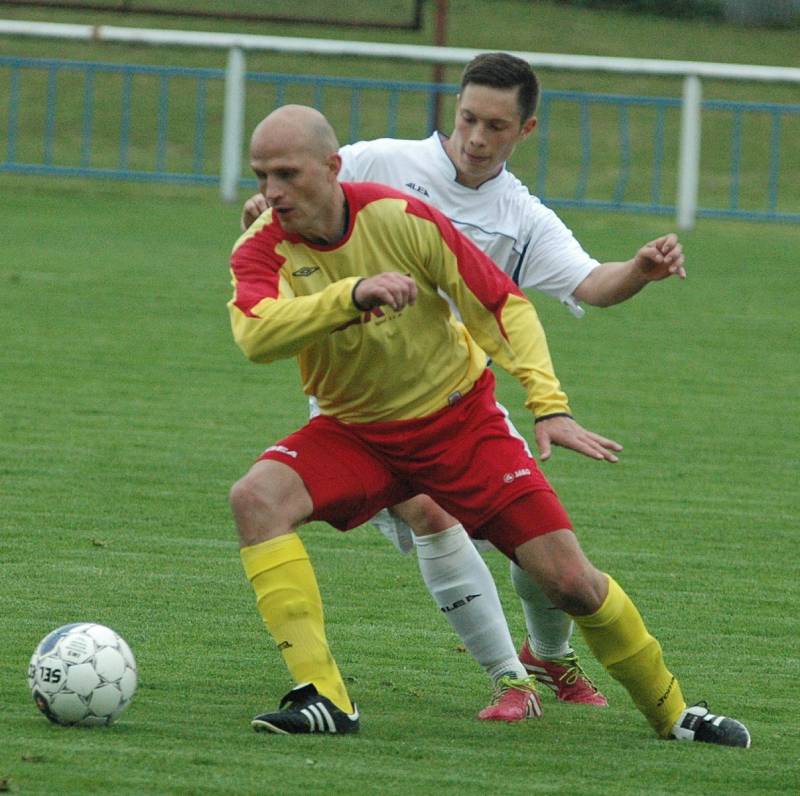 Fotbalisté Brné (žlutí) zvítězili v Benešově 2:1 po penaltách a vedou 1.B třídu.