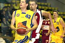 Basketbalisté Ústí deklasovali v derby celek Chomutova 102:59. Na snímku uniká ústecký Aleš Hanzlík (42) hostujícímu Junkovi. 