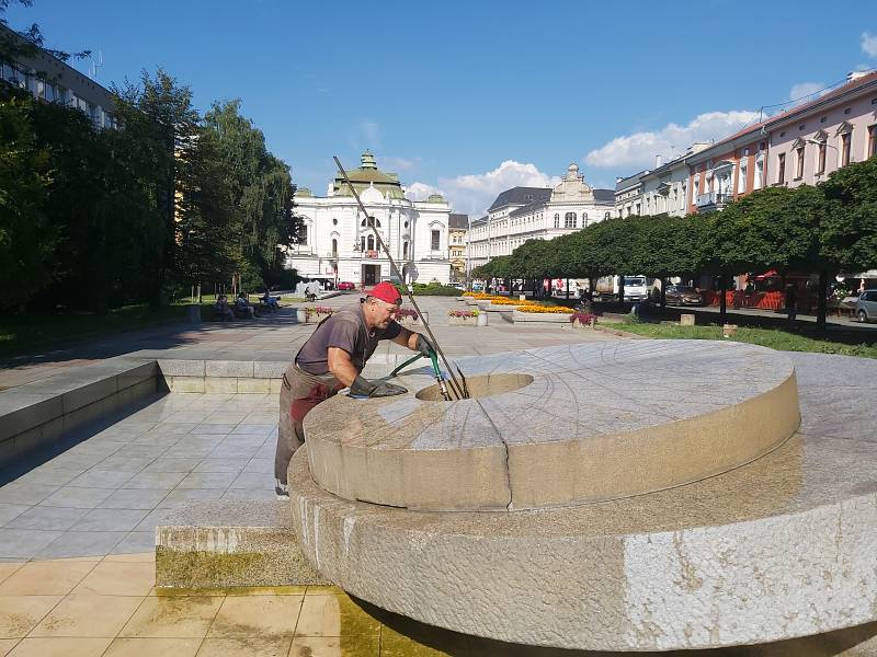 Čištění fontán má na starosti i Luboš Zajan