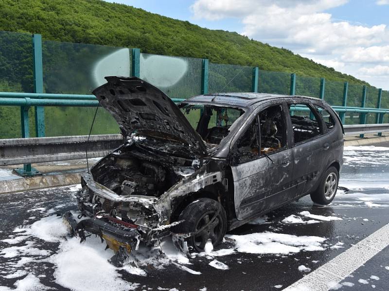 Dálnice D8 byla uzavřená. U Krásného Lesa shořelo auto.