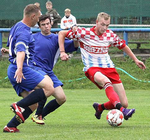 Fotbalisté rezervy Velkého Března doma porazili Malé Březno (modří) vysoko 5:1.