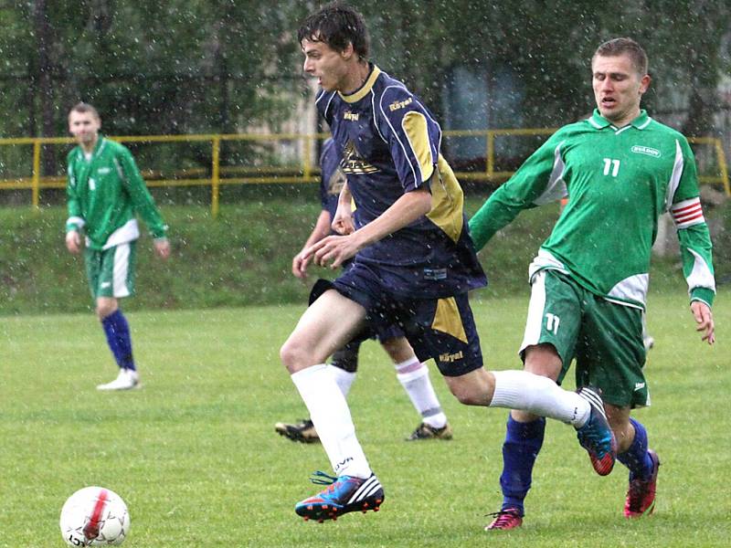 Fotbalisté Svádova (zelení) doma porazili Hostovice 5:2. 