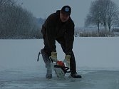 Led měl v pátek tloušťku přibližně deset centimetrů, přesto nabádají rybáři k opatrnosti.