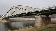 Benešův most potřebuje rekonstrukci jako sůl. 