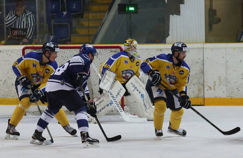 Ústečtí hokejisté (žlutí) předvedli v posledním utkání roku senzační obrat z 0:4 na 6:5.