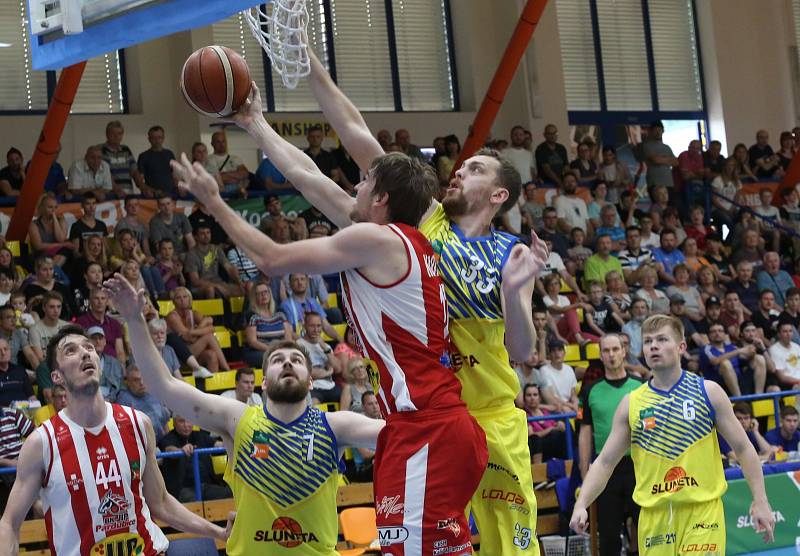 Utkání basketbalistů Ústí (ve žlutém) proti Pardubicím