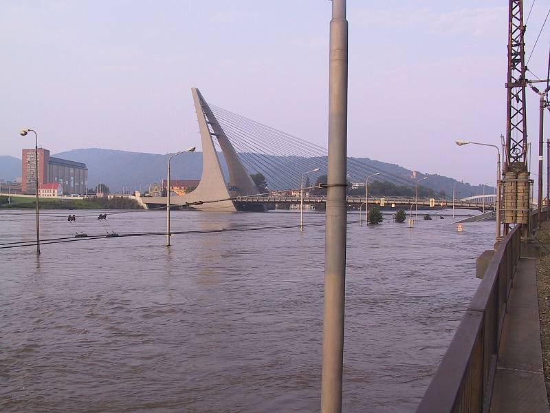 Labe zaplavilo Ústí - snímky ze soboty 17. srpna 2002 ukazují stav v centru města, na hlavním tahu z Ústí do Děčína a v Krásném Březně.
