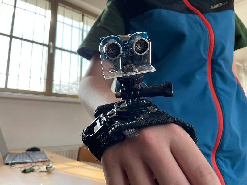 V ústeckém CoderDojo pracovaly děti na prototypu rukavice pro nevidomé, přihlásily ji do soutěže.