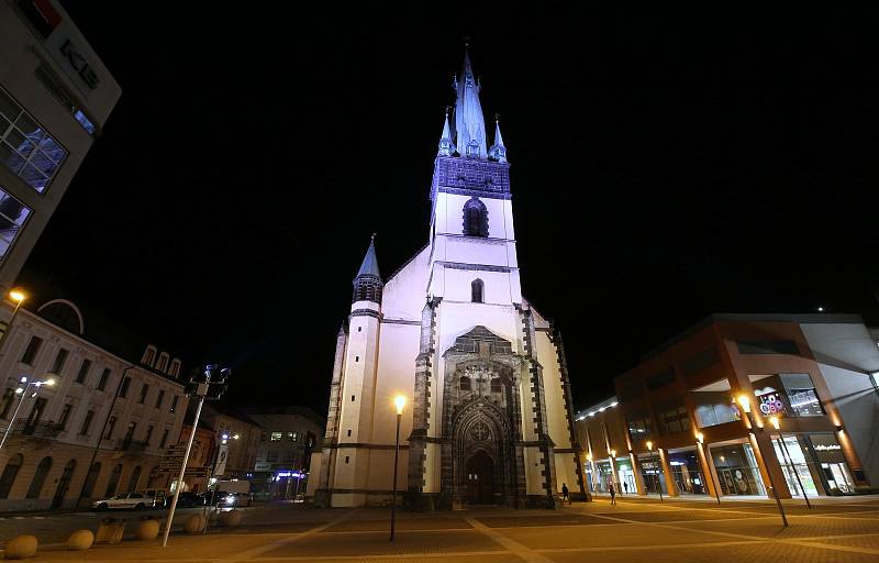 Noční foto Ústí nad Labem - kostel Nanebevzetí Panny Marie.  