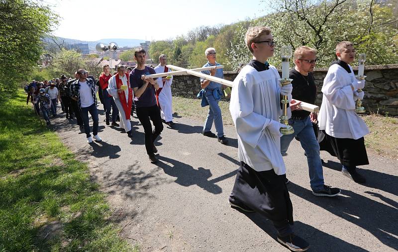 Představitelé církve v Ústí nad Labem odpoledne vystoupili na Mariánskou skálu.