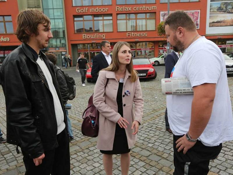 Volební lídři se na Lužickém náměstí v Rumburku ocitli v palbě otázek.