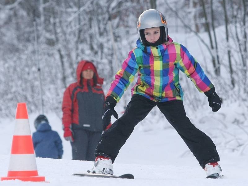 V nejvýchodnějším skiareálu Krušných hor Zadní Telnici si lyžaři užívali sníh už během uplynulého víkendu. Slavnostní zahájení sezony tu mají naplánováno na nadcházející sobotu.