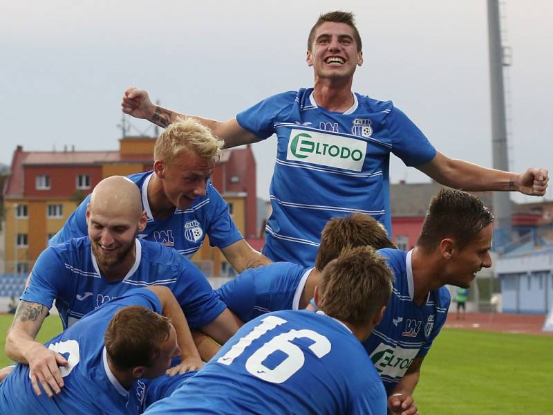 Fotbalisté Army (modří) znovu v poháru smázli Slavii.