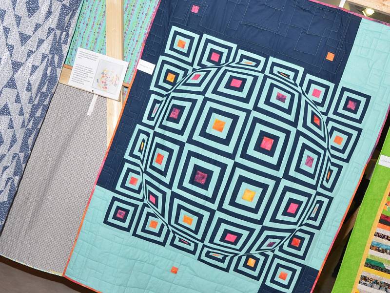 Předlická Stará Konírna vystavila barevný patchwork