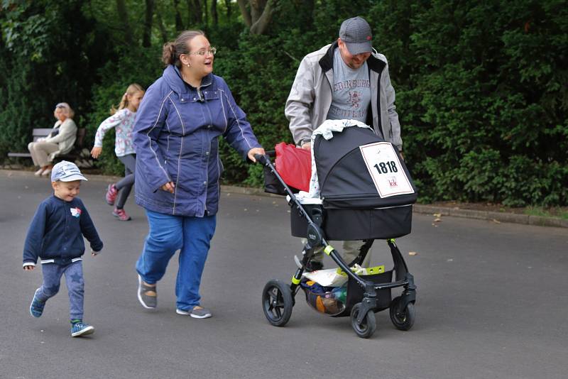 Závody kočárků v parku na ústecké Severní Terase