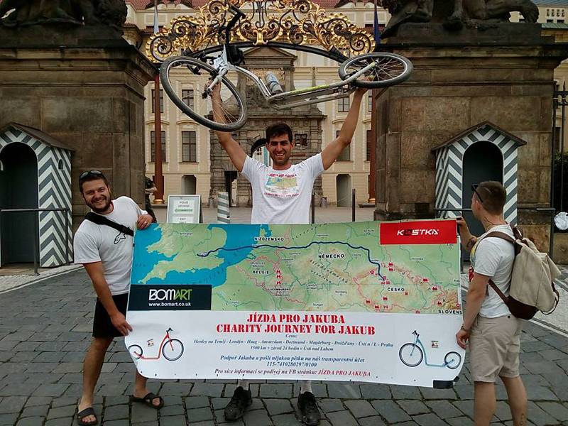 Miroslav Machota z Koštova na Ústecku jel na koloběžce z Londýna do Prahy